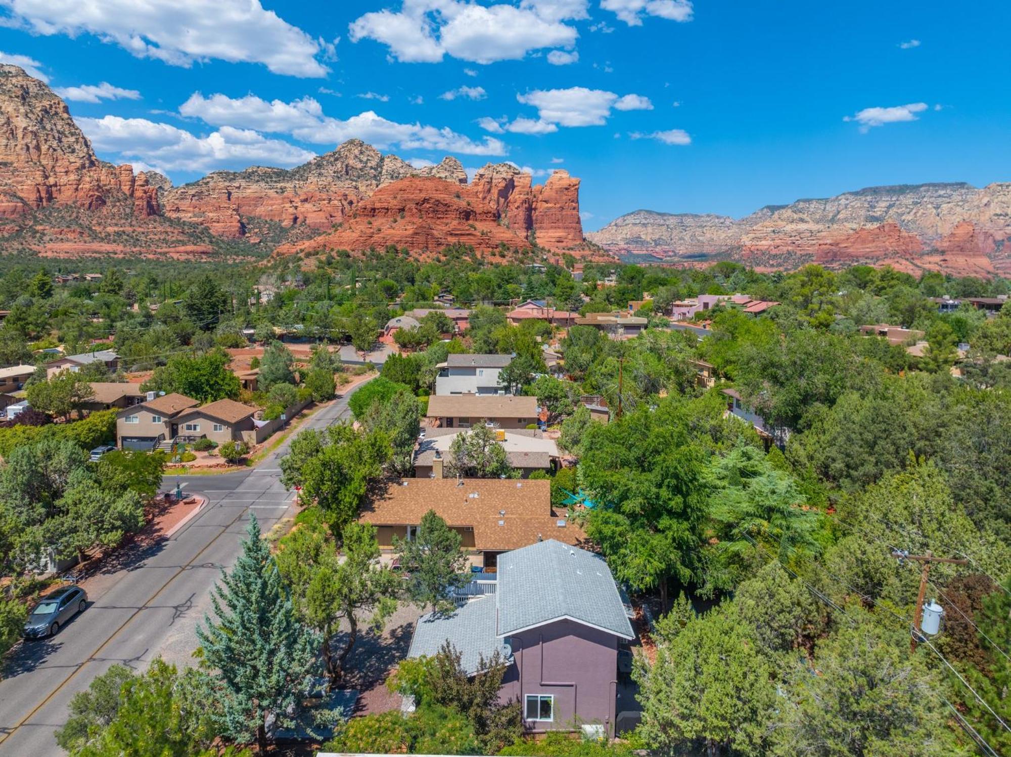 Amethyst Retreat. Back Yard With Hot Tub & Views! *