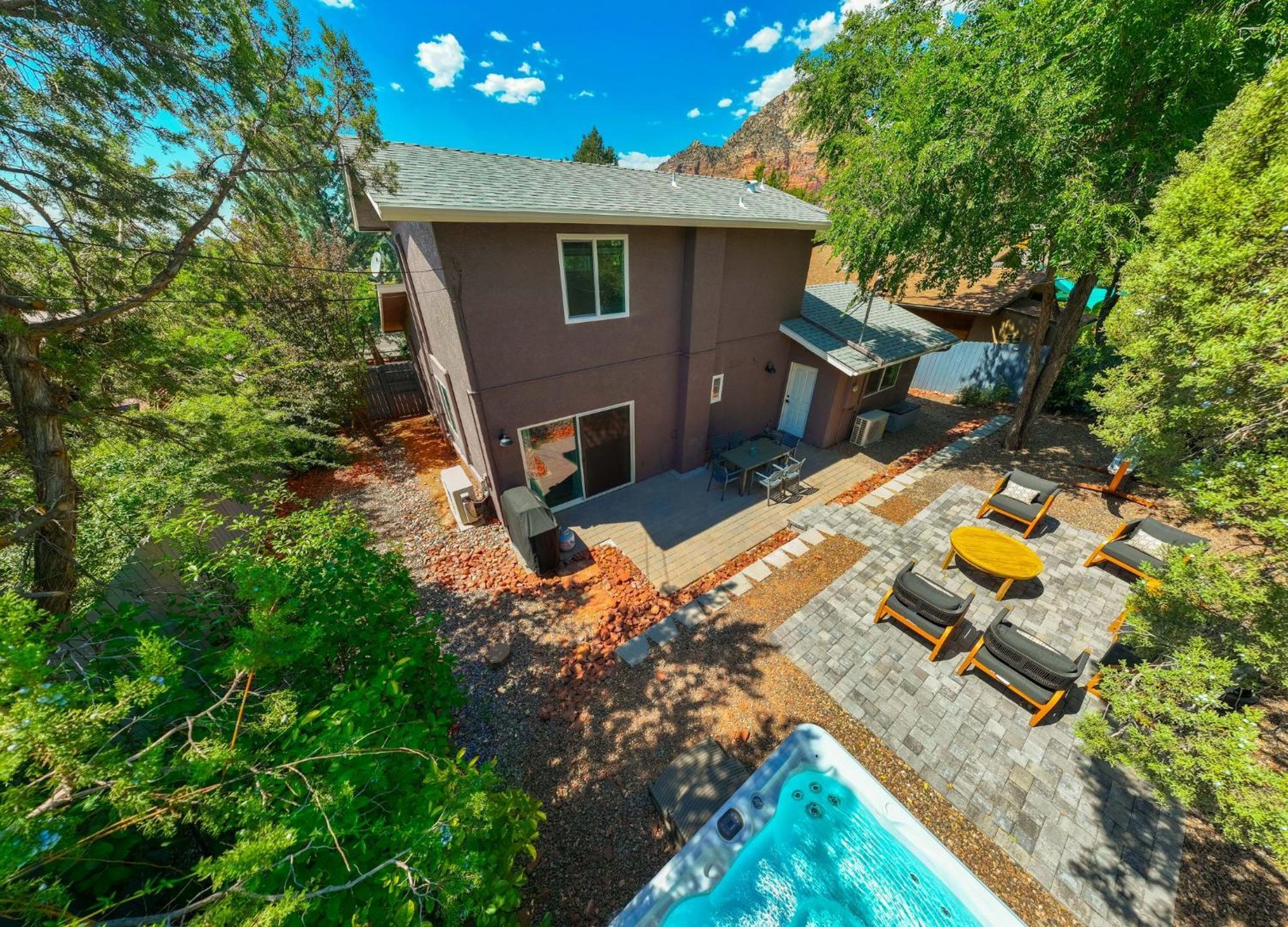 Amethyst Retreat. Back Yard With Hot Tub & Views! *