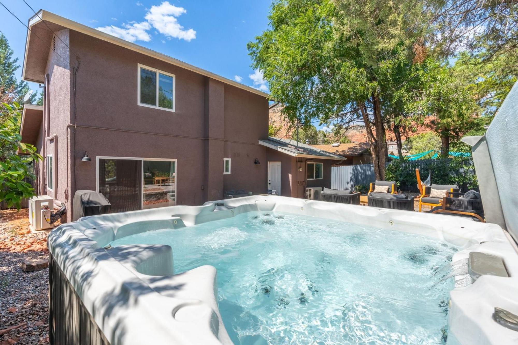 Amethyst Retreat. Back Yard With Hot Tub & Views! Holiday home