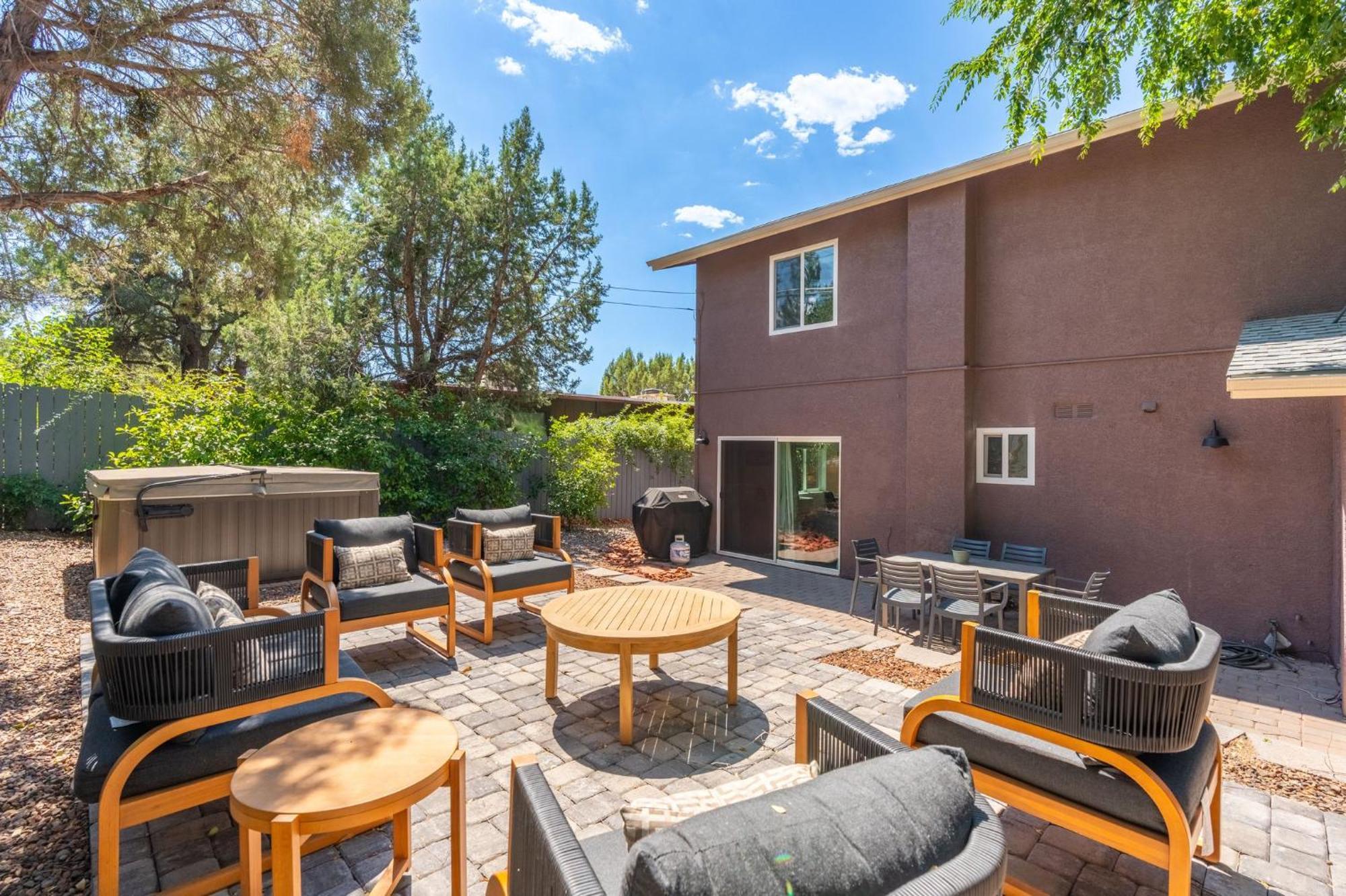Amethyst Retreat. Back Yard With Hot Tub & Views! Holiday home Sedona