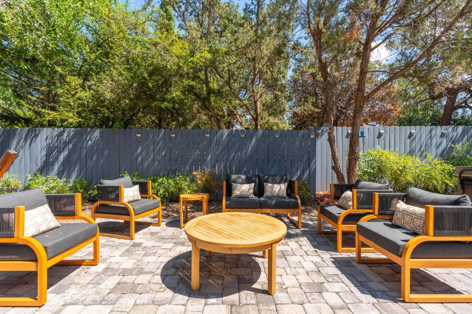 Amethyst Retreat. Back Yard With Hot Tub & Views! *
