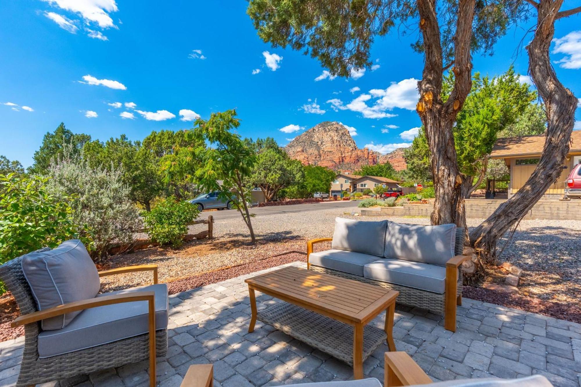 Amethyst Retreat. Back Yard With Hot Tub & Views!