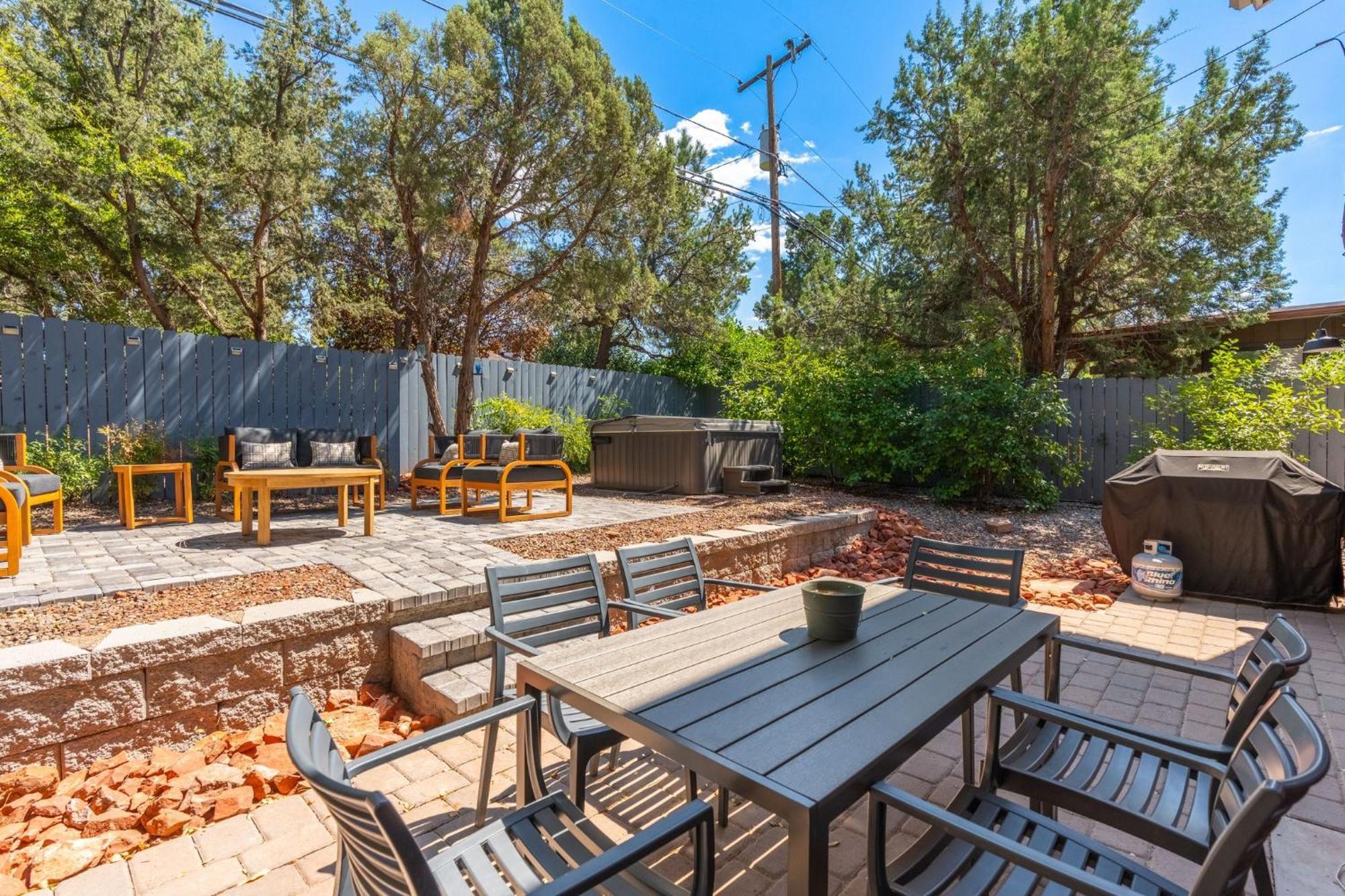 Holiday home Amethyst Retreat. Back Yard With Hot Tub & Views! *